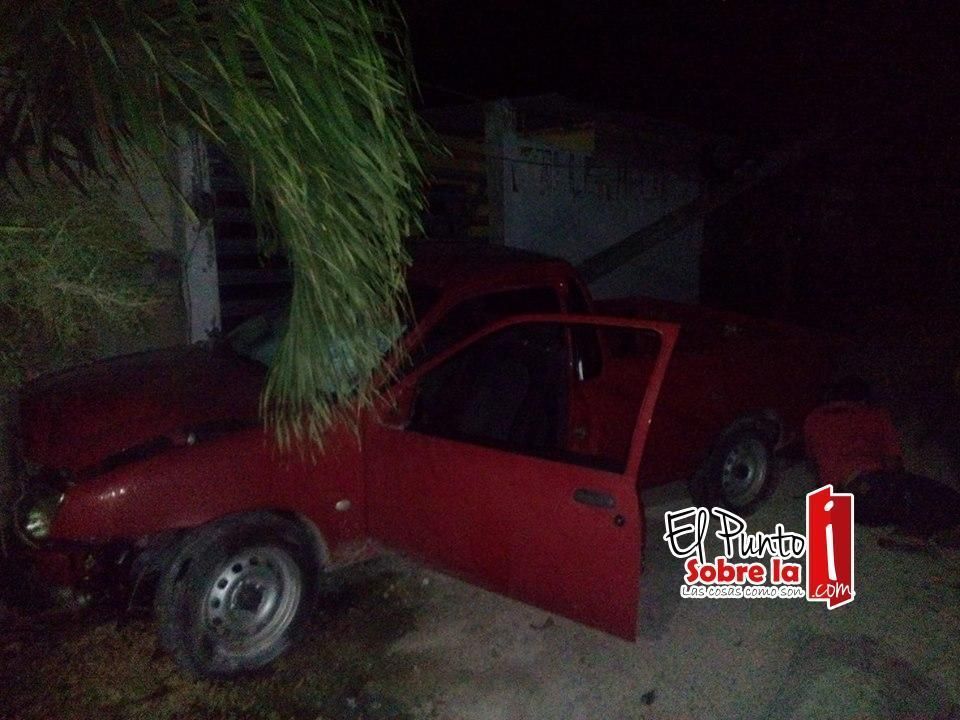 Poste de teléfono y palmera detienen alcoholizada carrera