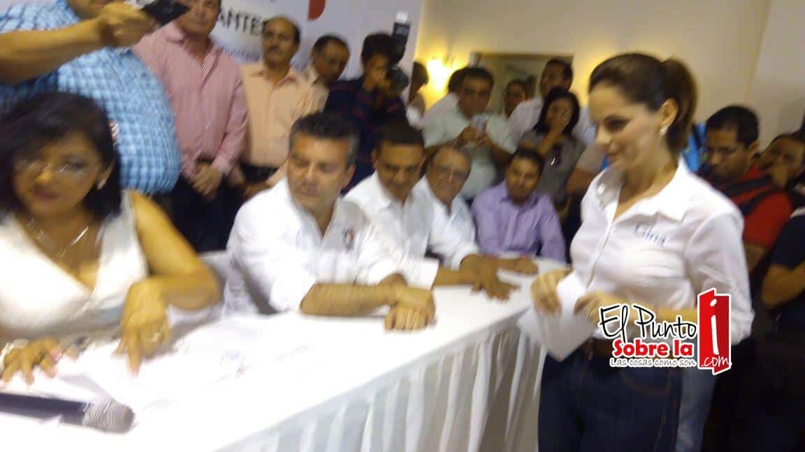 Gina Ruiz se registra como precandidata cozumeleña