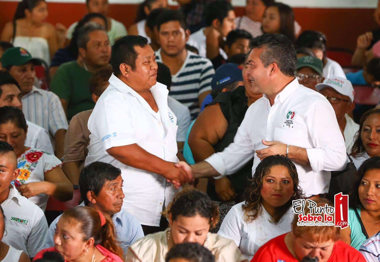Convive Mauricio Góngora con habitantes de Señor por 78 aniversario