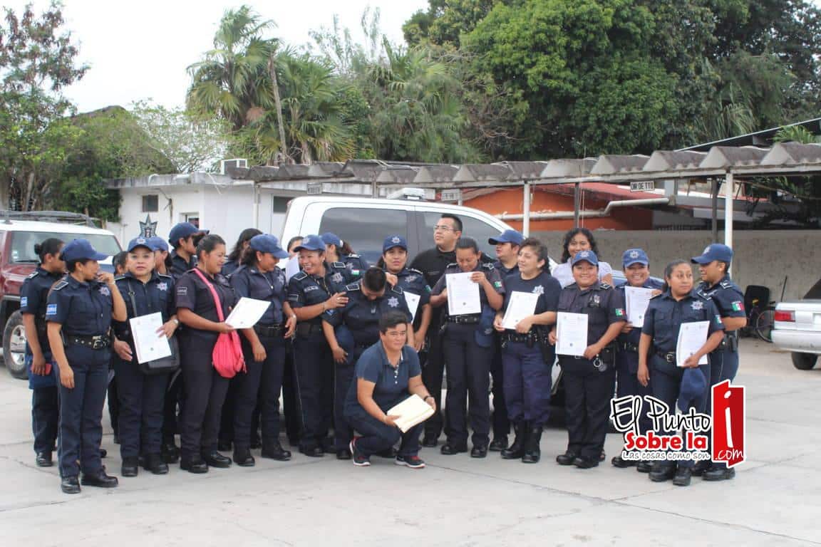 Agasajan a mujeres de la corporación policial