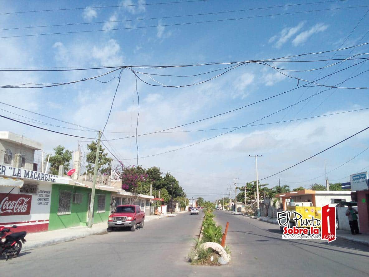 Estorboso cable lleva meses en el abandono de la CFE