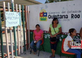 Padres de familia echan a la calle a polémica directora de kinder