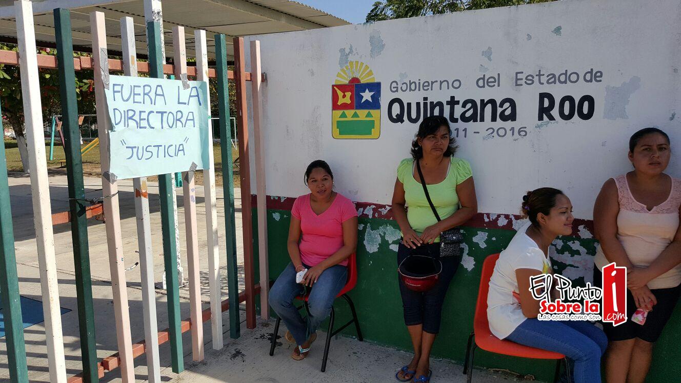 Padres de familia echan a la calle a polémica directora de kinder