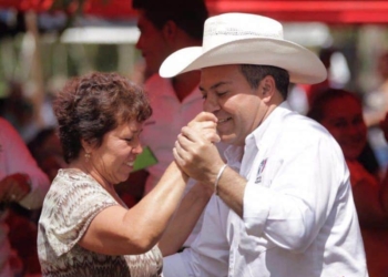 Mauricio Góngora asiste y baila en el cumpleaños de Don Natividad Brambila