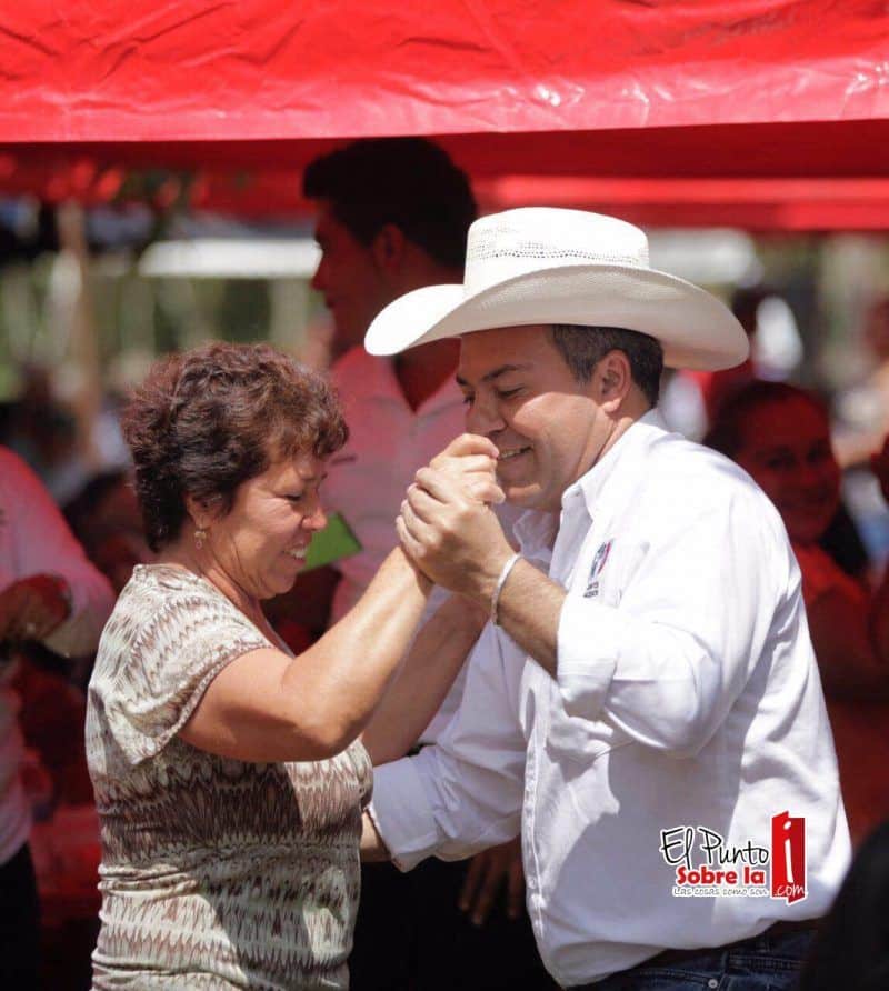 Mauricio Góngora asiste y baila en el cumpleaños de Don Natividad Brambila