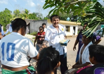 Fortalece Domingo Flota su proyecto de trabajo escuchando la demanda social