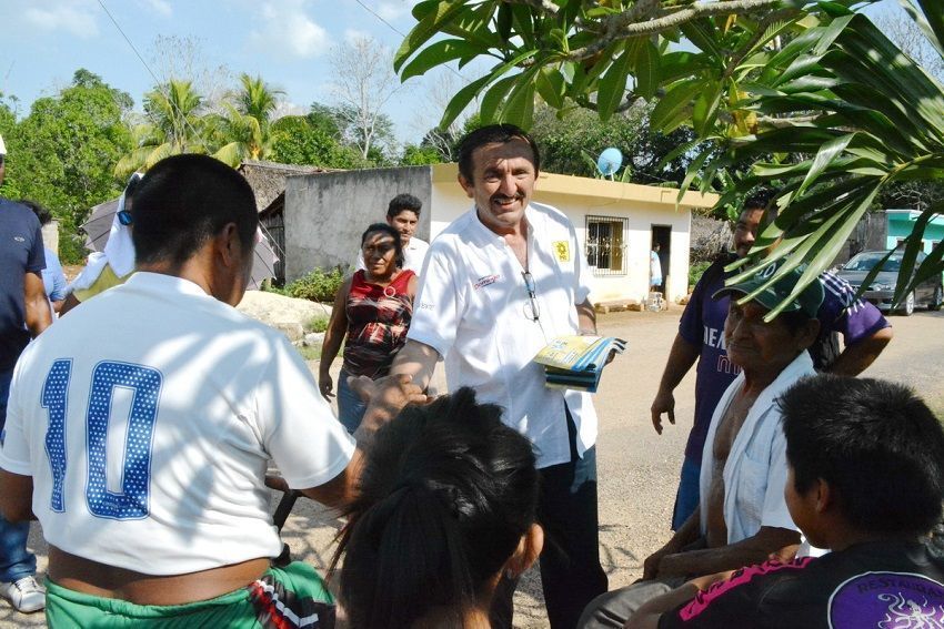 Fortalece Domingo Flota su proyecto de trabajo escuchando la demanda social