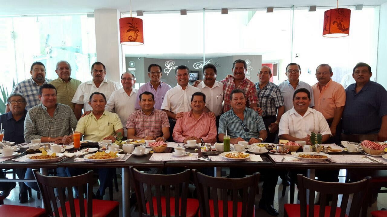 Mauricio Góngora convive con líderes del magisterio en Quintana Roo