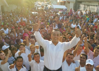 Luis Alamilla se registra ante el IEQROO como candidato a diputado