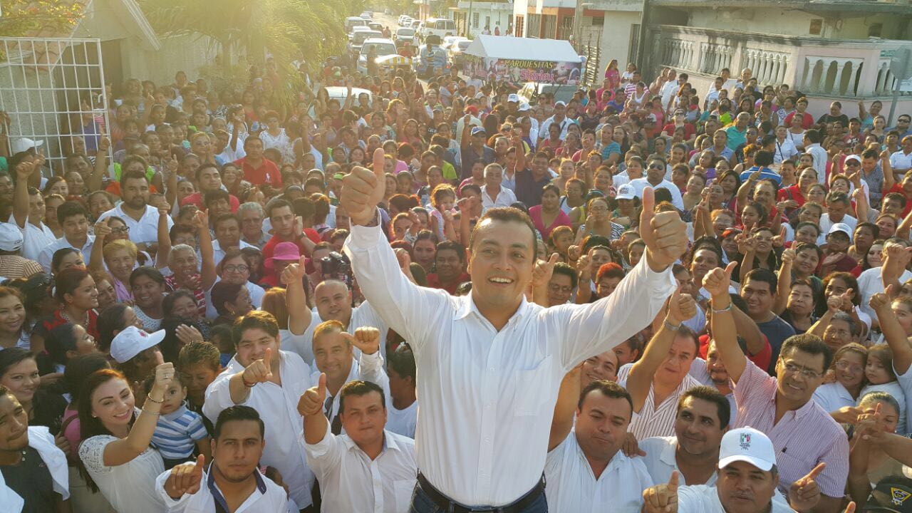 Luis Alamilla se registra ante el IEQROO como candidato a diputado