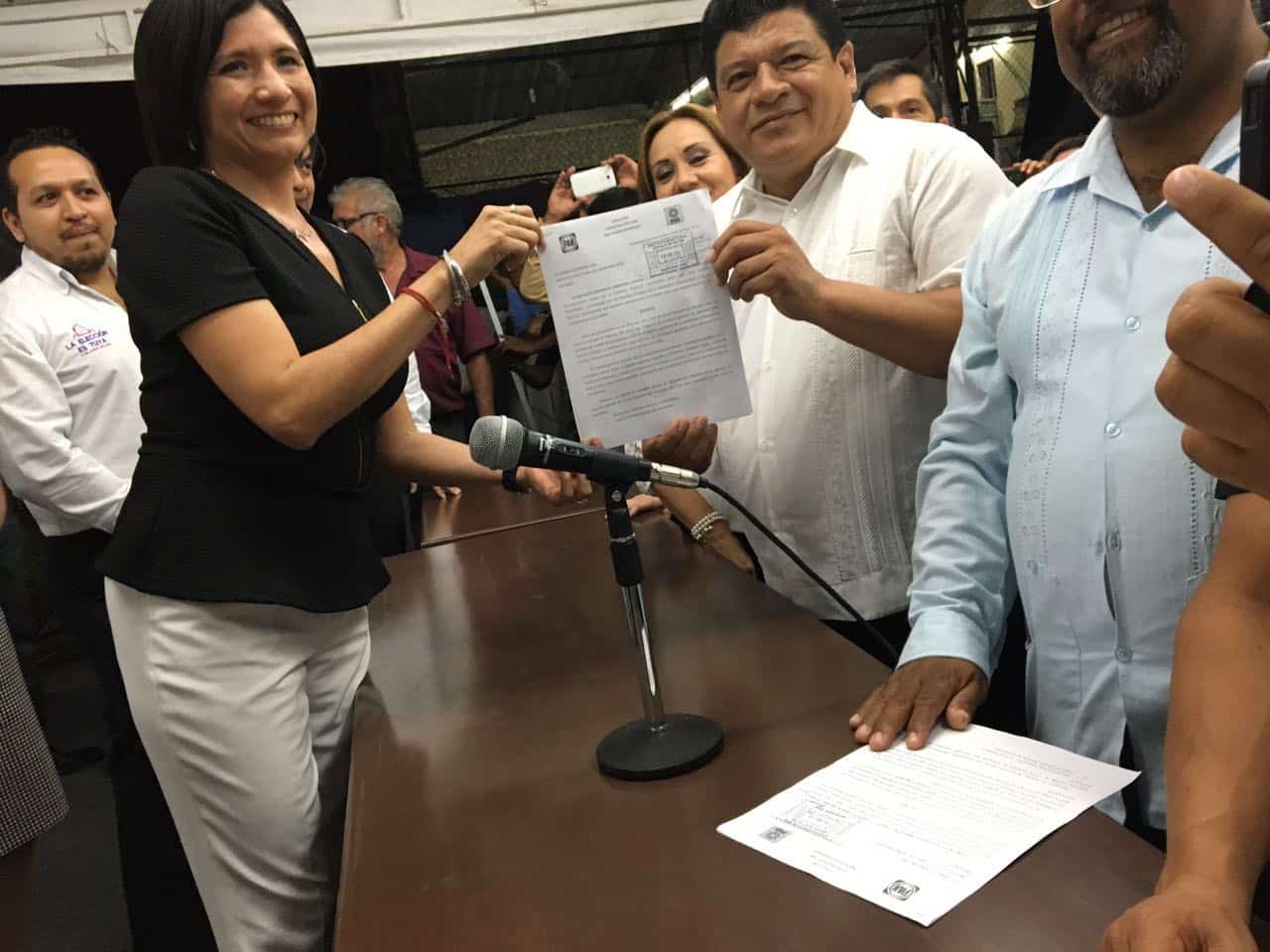 Registra Luis Torres a candidatos de la coalición UNE por los 11 Ayuntamientos