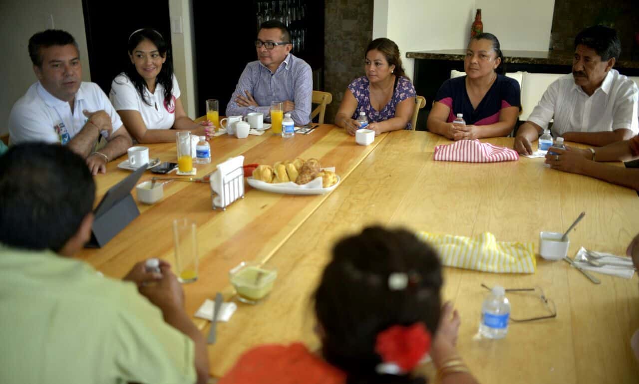 Mauricio Góngora abre las puertas de su casa y convive con vecinos y docentes