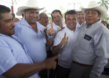 Habitantes de OPB y Bacalar con Mauricio Góngora