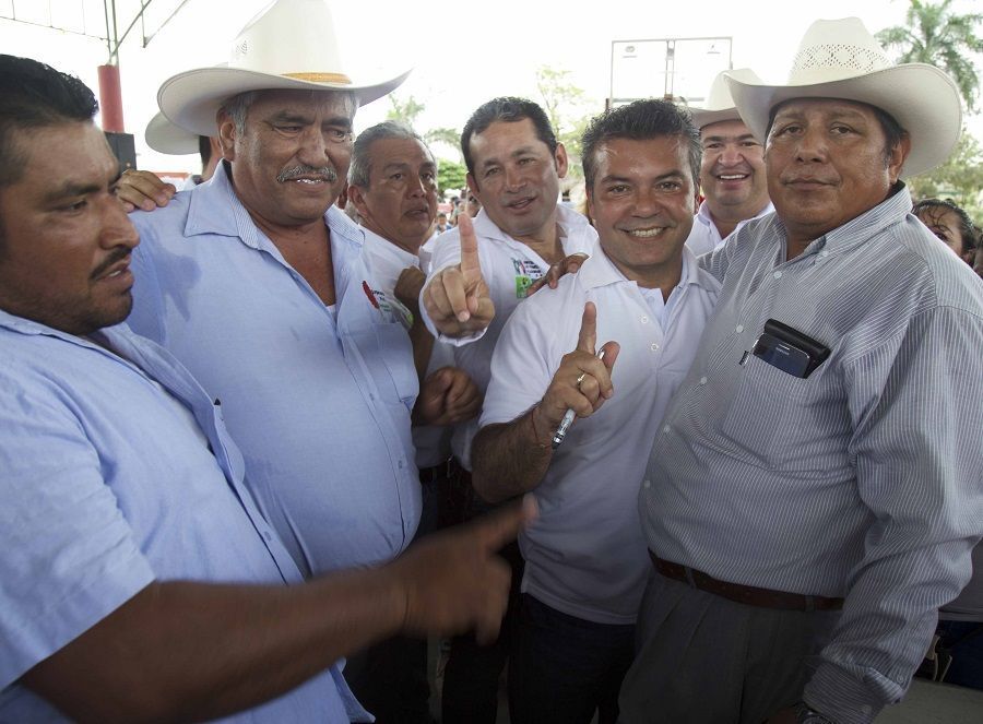 Habitantes de OPB y Bacalar con Mauricio Góngora