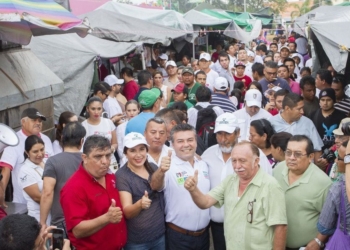 Tianguistas de Cancún se comprometen con Mauricio Góngora