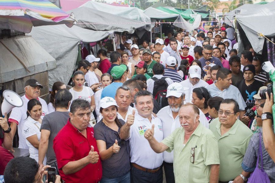Tianguistas de Cancún se comprometen con Mauricio Góngora