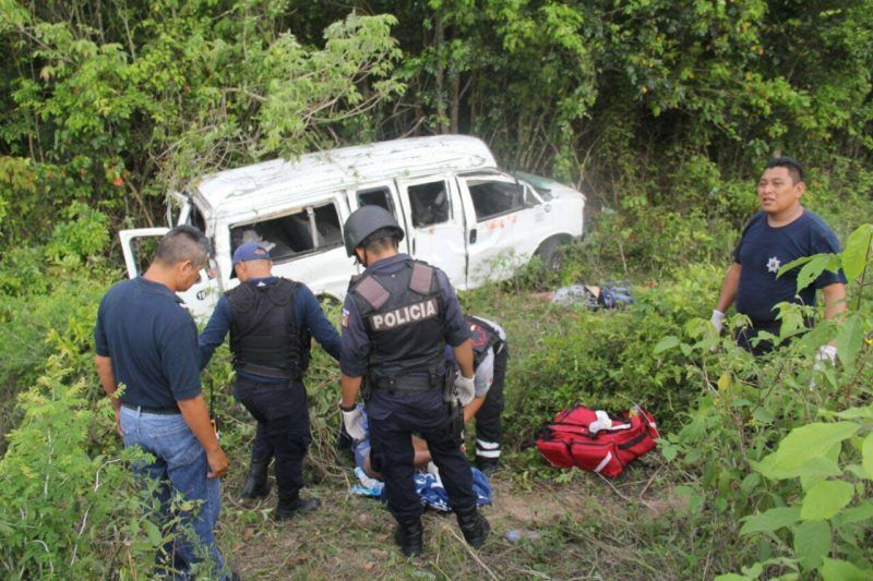 Van de pasaje choca contra trailer y deja tres muertos