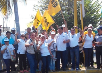 El perredista Luis Torres con la camisa amarilla bien puesta