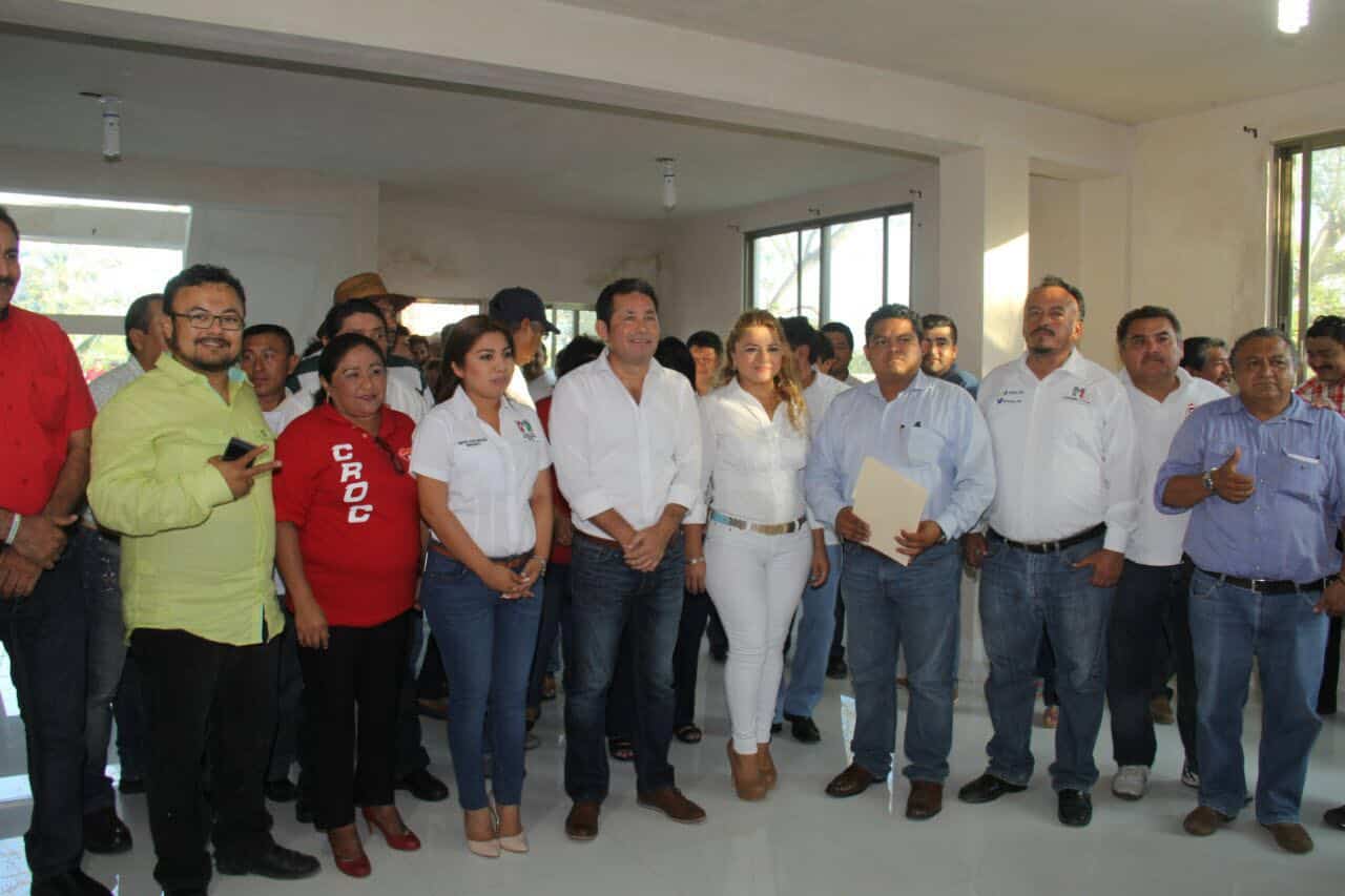 Juan Pablo García, saca canas “Verdes” a Alexander en su registro como candidato