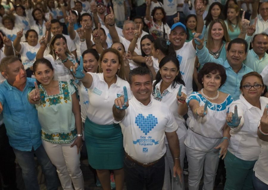 Las mujeres quintanarroneses con Mauricio Góngora