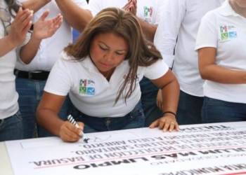 Firma Romi Dzul su primer compromiso con la ciudadanía