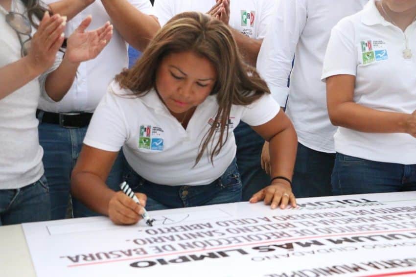 Firma Romi Dzul su primer compromiso con la ciudadanía