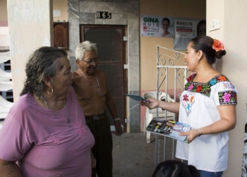 Perla Tun visita con propuestas a colonos Cozumeleños