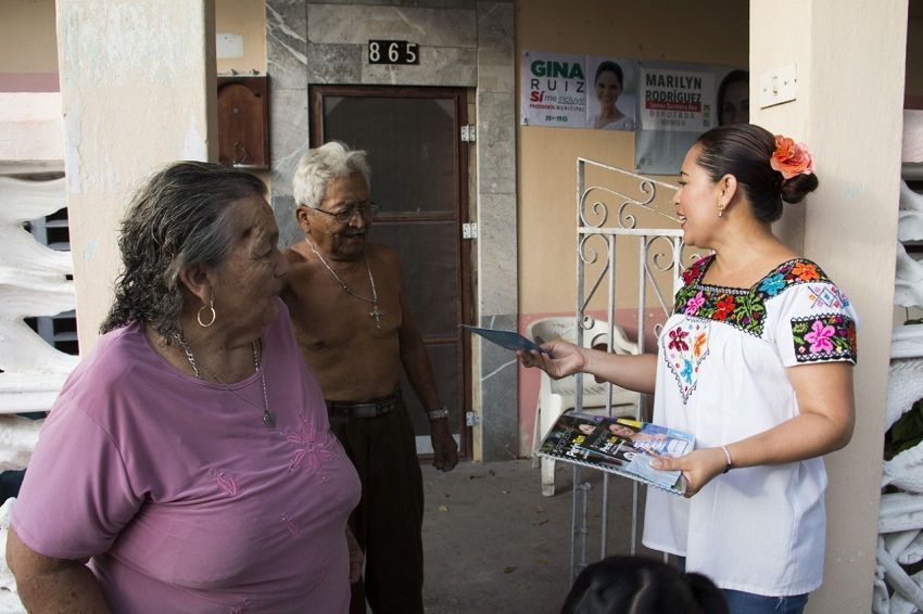 Perla Tun visita con propuestas a colonos Cozumeleños