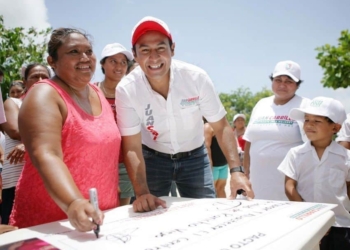 Juan Carrillo y la ciudadanía acuerdan renovar el Centro de Salud de Rancho Viejo