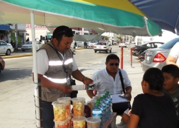 Capacita a vendedores de comida para brindar alimentos sanos