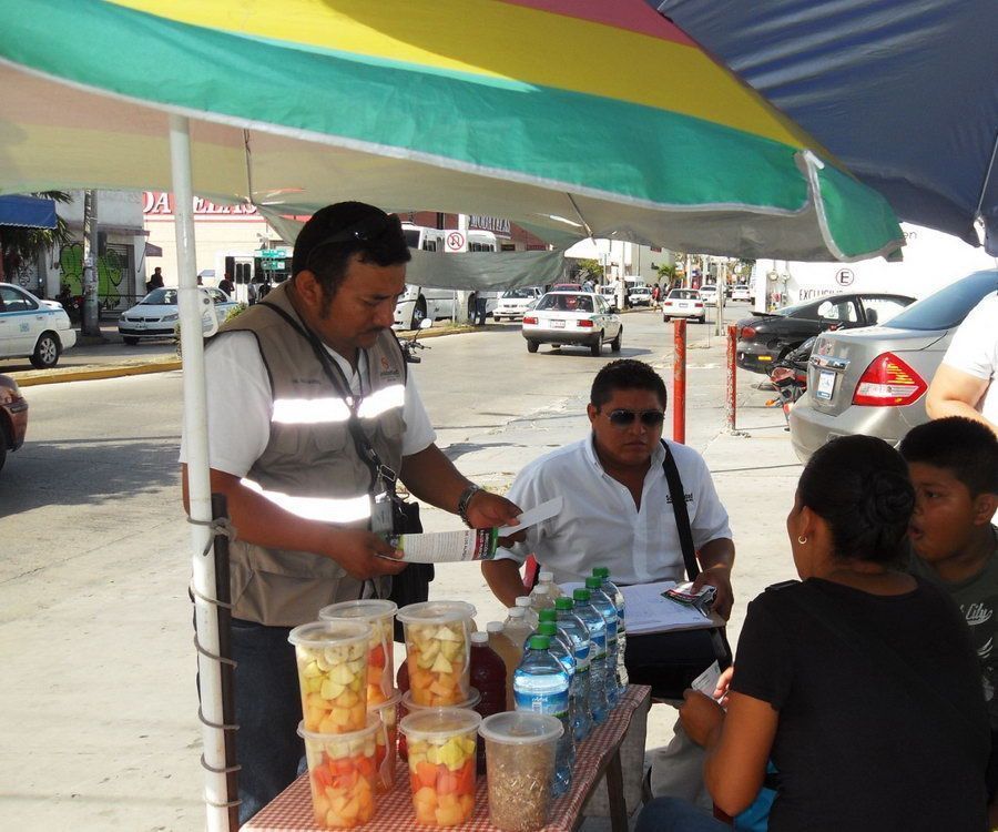 Capacita a vendedores de comida para brindar alimentos sanos