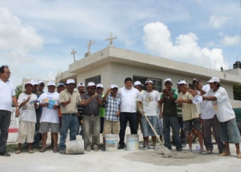 Albañiles celebran la santa  cruz con Luis Torres Llanes