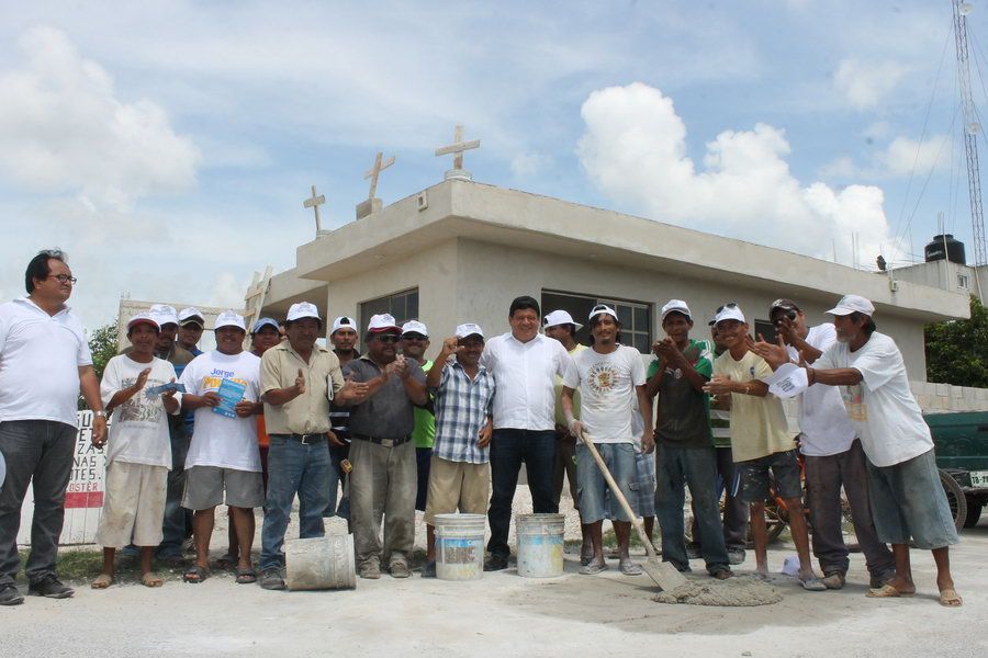 Albañiles celebran la santa  cruz con Luis Torres Llanes