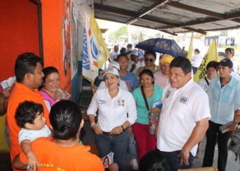 Comerciantes y prestadores de servicios de la Maxuxac con Luis Torres