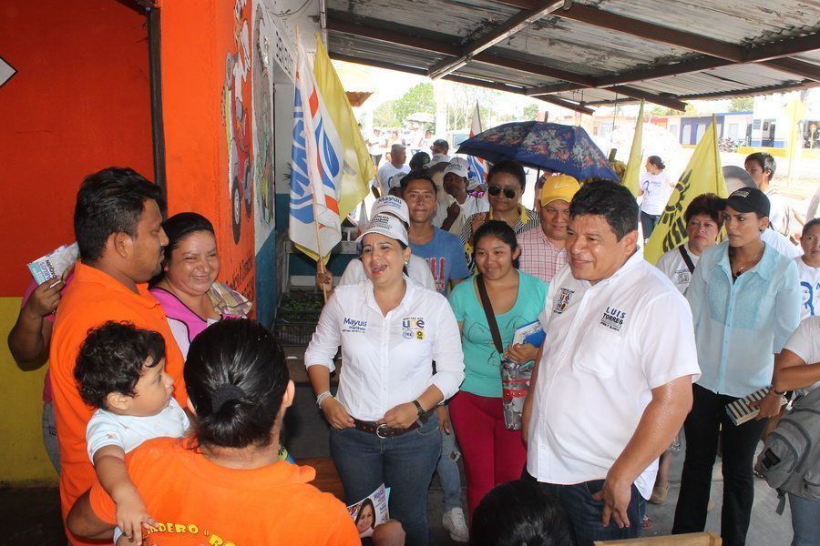 Comerciantes y prestadores de servicios de la Maxuxac con Luis Torres