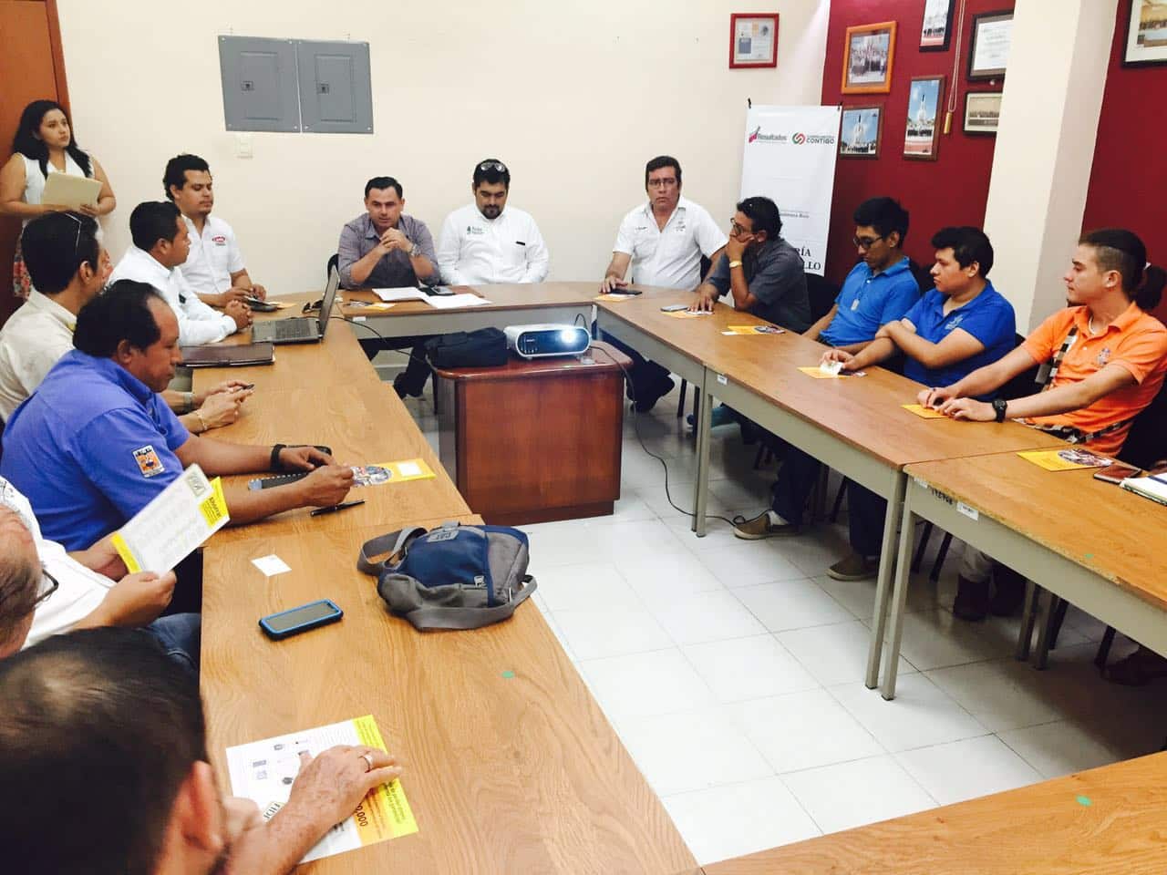 Capacitan a empresarios en ahorro de energía