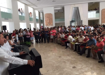 Maestros reciben medallas e incentivos en su día