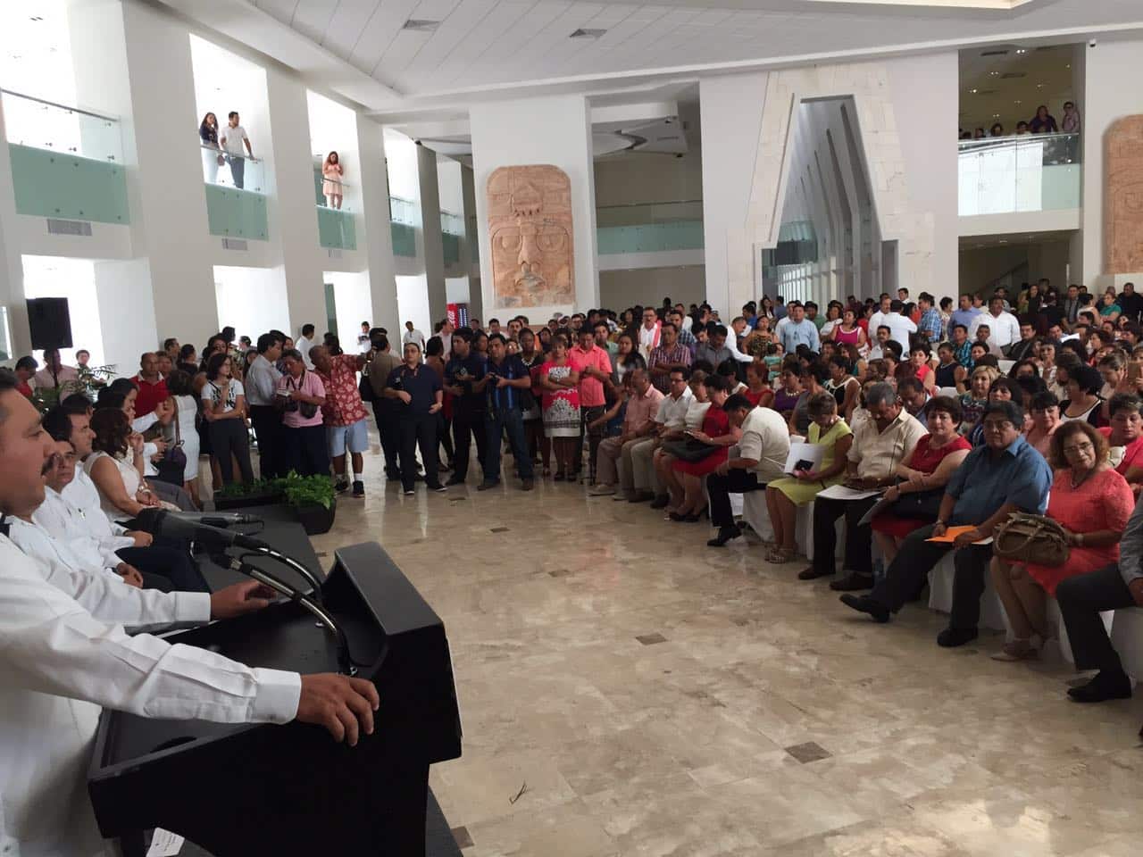 Maestros reciben medallas e incentivos en su día