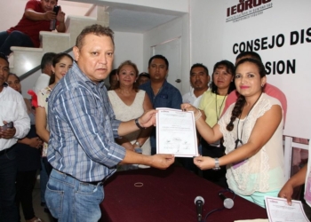 Recibe constancia de presidente Municipal electo Emilio Jiménez Ancona