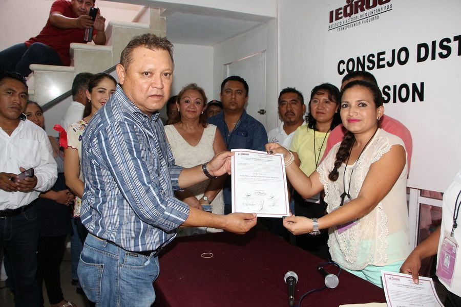 Recibe constancia de presidente Municipal electo Emilio Jiménez Ancona