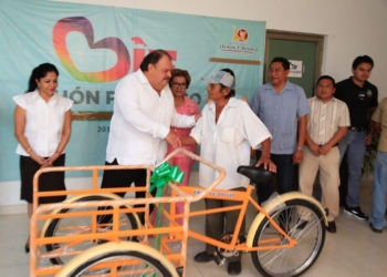 Mejora Abuxapqui calidad de vida con entrega de 500 triciclos