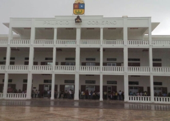 Les llueve a los trabajadores del gobierno