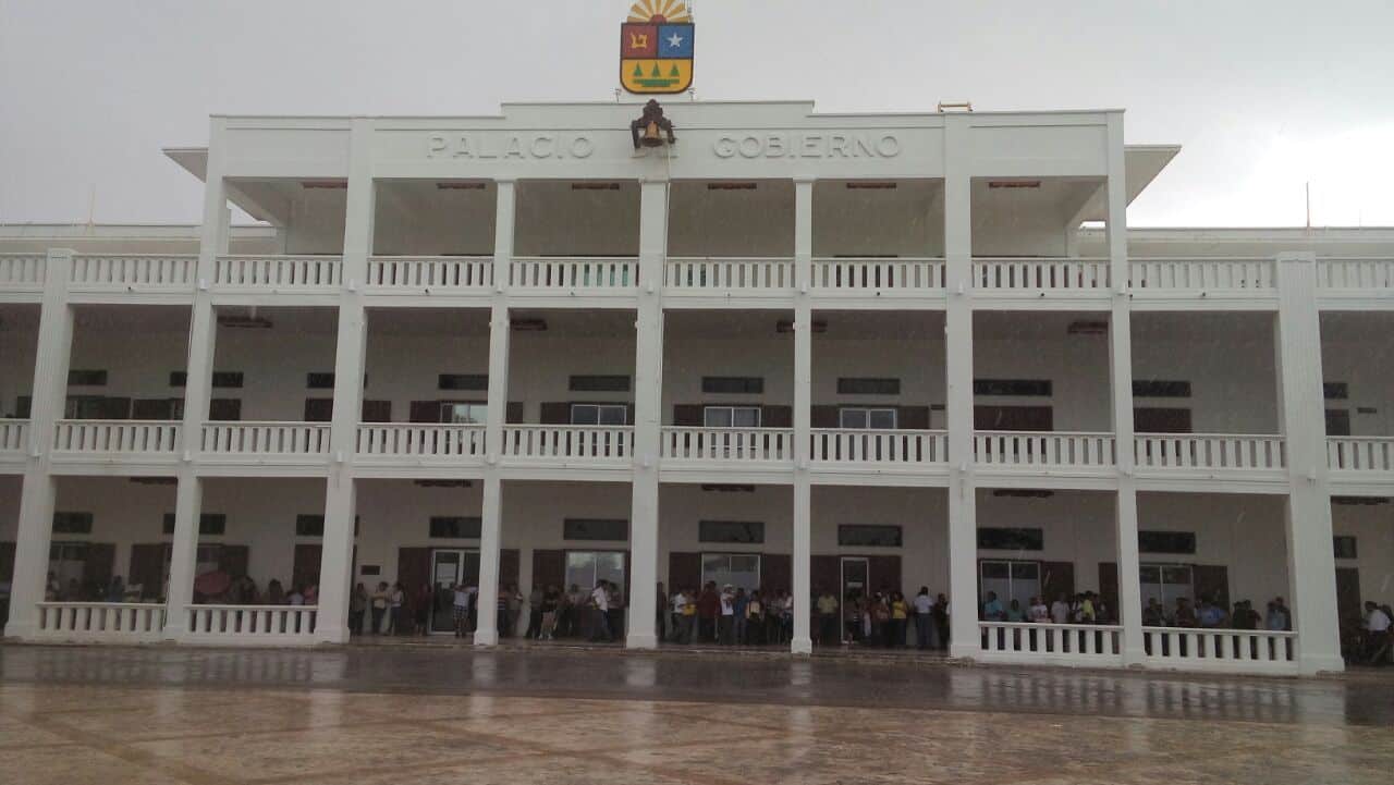 Les llueve a los trabajadores del gobierno