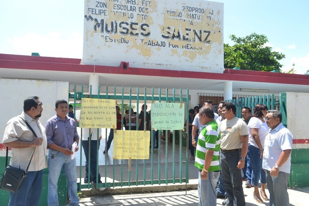 Maestros alegan por sus derechos laborales