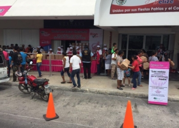 Se vuelcan votantes por despensas en los Cocos