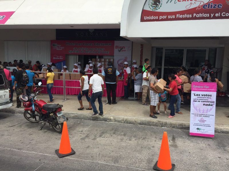Se vuelcan votantes por despensas en los Cocos