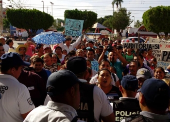 Policías municipales agreden a manifestantes en José María Morelos