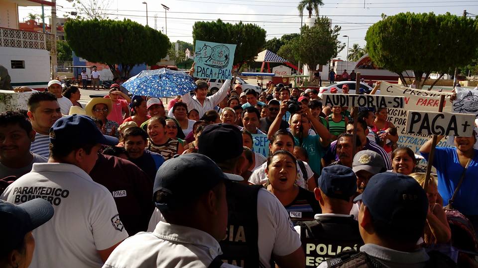 Policías municipales agreden a manifestantes en José María Morelos