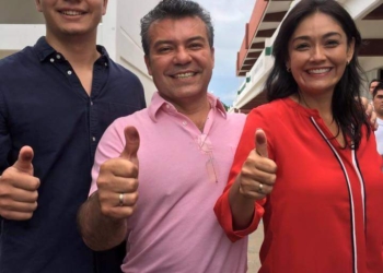 Mauricio Góngora acude a las urnas y ejerce su voto