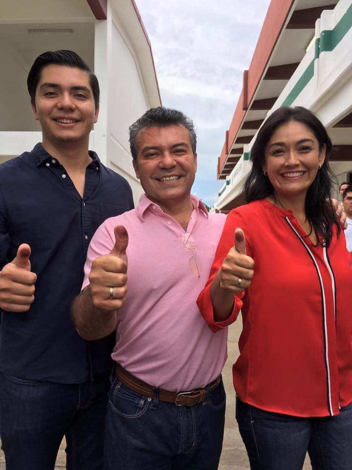 Mauricio Góngora acude a las urnas y ejerce su voto